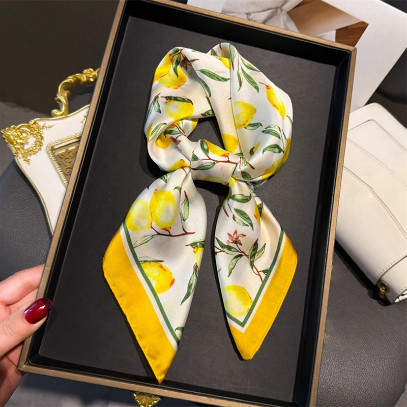 70cm Square Lemon Print Yellow - Ascot Neck Scarf reseña y precio