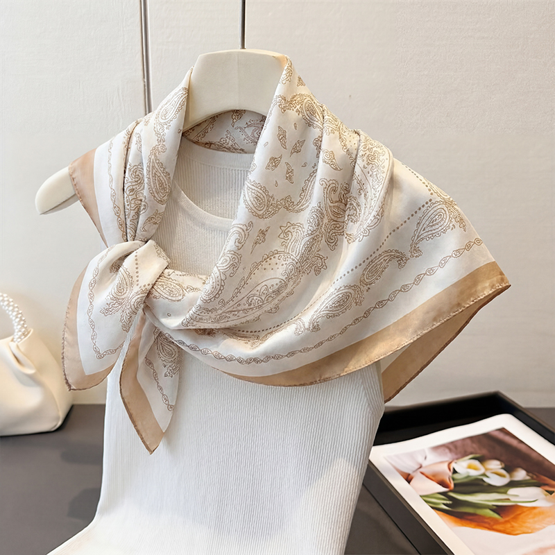 Vintage Beige Paisley Print Sq - Ascot Neck Scarf reseña y precio